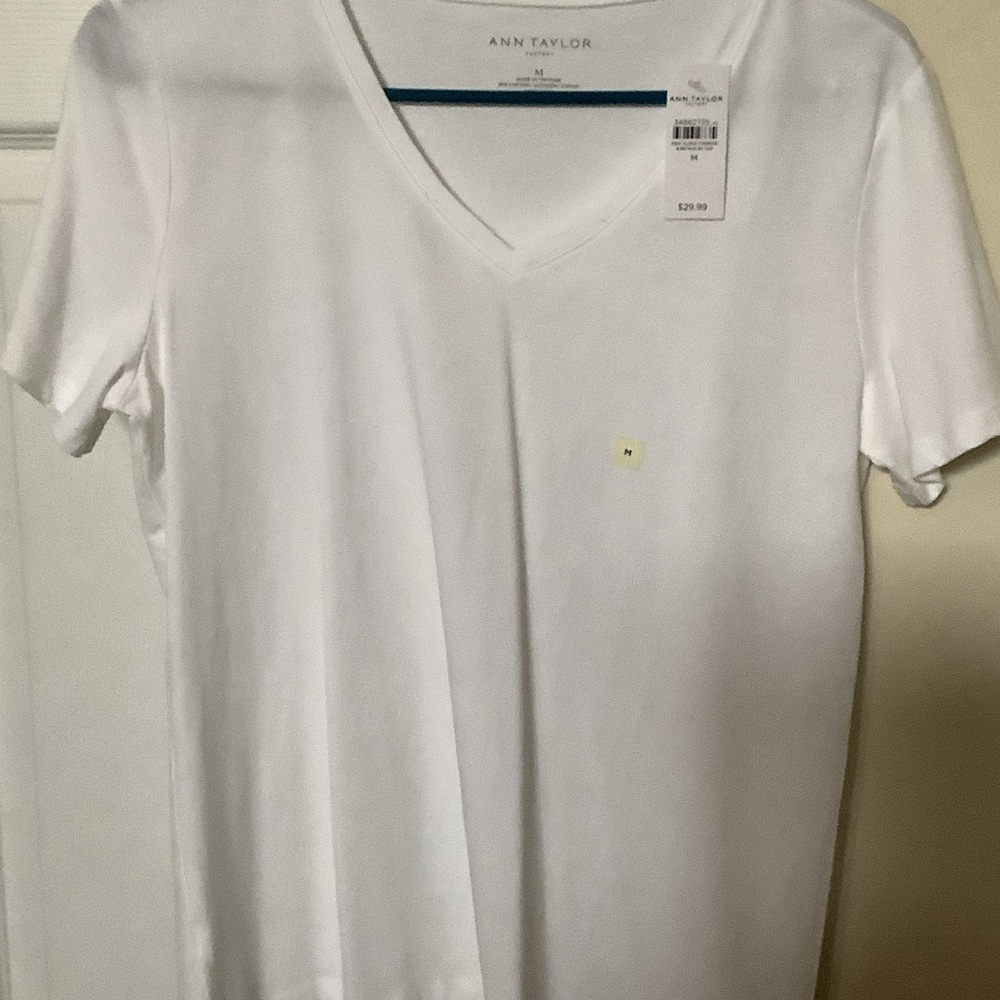 Ann Taylor White V-Neck Short‎ Sleeve Tee